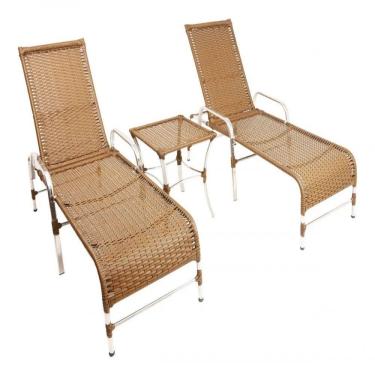 Imagem de Espreguiçadeiras E Mesa Confortável Para Piscina Sépia