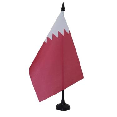 Imagem de Bandeira de mesa do Qatar da AZ Flag de 12,7 x 20,3 cm – Bandeira de mesa do Qatari de 21 x 14 cm – Bastão de plástico preto e base
