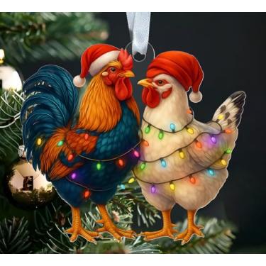 Imagem de MWS9xDesigns Enfeite de Natal de acrílico de galo e galinha - Galinhas com chapéus de Papai Noel e luzes de Natal - Presente de decoração de árvore de animais de fazenda para amigo agricultor