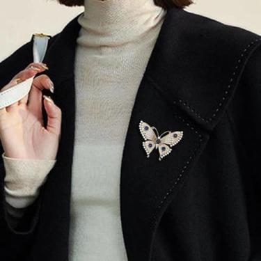 Imagem de 1 pç Broche de borboleta com fundo de champanhe azul real leve e versátil personalidade elegante atmosfera elegante vestido Cheongsam pérola strass broche de borboleta francesa