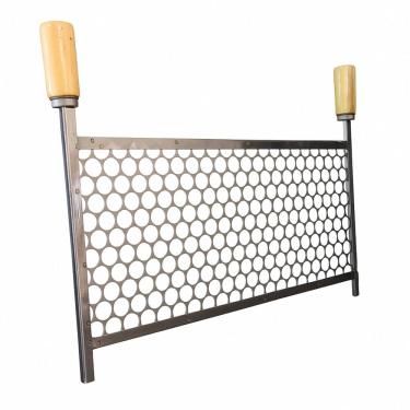Imagem de Grelha Moeda Galvanizada 56x40 com Cabo de Madeira para Churrasqueira