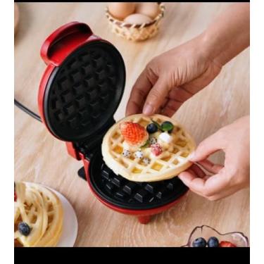 Imagem de Mini Máquina de Waffles Elétrica – 110V Prepare waffles deliciosos em poucos minutos! Compacta, prática e muito fácil de usar,
