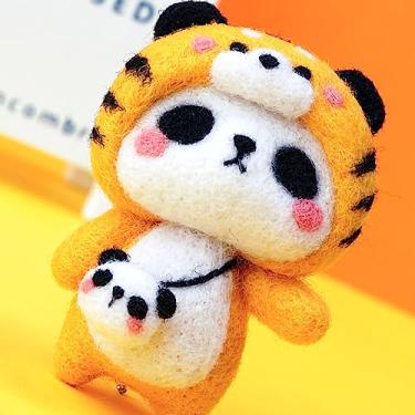 Imagem de Generic Kit de Feltragem de Agulha Materiais para Pingente de lã Em Formato de Panda Fofo para Iniciantes Faça você Mesmo Bonecas de Pelúcia Materiais para Interação entre Pais e Filhos, Feltro de lã 100g (Versão Básica)