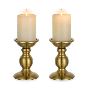 Imagem de NUPTIO Suporte de vela dourado para mesa: Suporte de vela de pilar de latão decorativo para decoração de lareira - Castiçal vintage de metal para centro de mesa de festa de Natal Ano Novo (2 x P)
