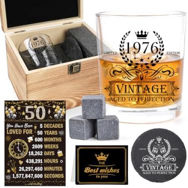 Imagem de Deorfuy Presentes de aniversário de 50 anos para homens, presentes de 50 anos para pai, marido, conjunto de copos de uísque vintage 1976 com caixa de madeira, cartão de aniversário de pôster de 1976