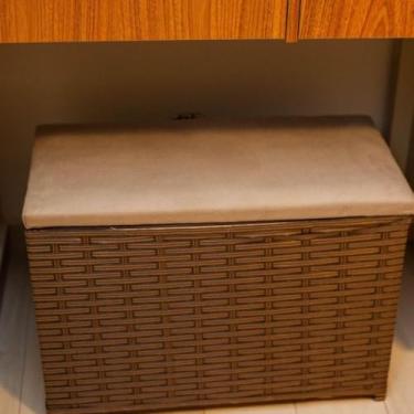 Imagem de Puff Baú Organizador 80 Litros Assento Suede Fibra Sintética Quarto Decorativo(Branco/BEGE)