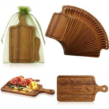 Imagem de Nuenen 50 peças mini tábua de corte de madeira a granel com alça, pequena charcutaria de madeira para artesanato, gravação a laser com facas, sacos de organza, lembrancinhas de festa de casamento