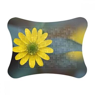 Imagem de Moldura de quebra-cabeça de crisântemo verde com flores amarelas para decoração de imagem