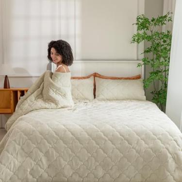 Imagem de PlushHavenCloud Conjunto de cama de veludo acolchoado tamanho king - edredom de veludo leve de luxo e 2 fronhas | Colcha de cama grande drapeada de comprimento total | Roupa de cama cáqui para todas