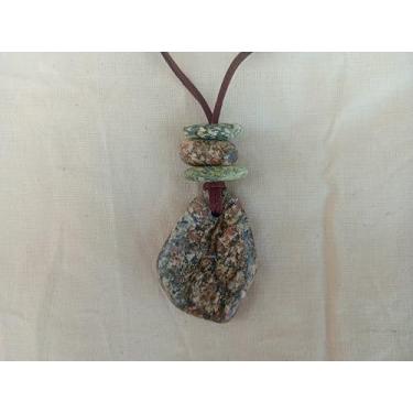 Imagem de Stone House Biojóias - Colar com Pedras - pingente com pedra marrom, detalhes (passantes) em tons também marrons e verdes - fio camurçado marrom com 90cm tamanho ajustável - Peça Artesanal e Exclusiva