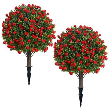 Imagem de Conjunto de 2 arbustos de bola de topiária de buxo artificial com flores vermelhas, plantas ao ar livre com espiga no solo, arbustos falsos resistentes a UV de 59,9 cm para decoração de jardim