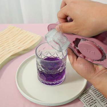 Imagem de DJAPWPX 2 peças de bandeja de gelo para copo de silicone, moldes de cubos de gelo com tampa e lixeira, molde de gelo de liberação fácil, molde de gelo para coquetéis gelados, bebidas de uísque (rosa)