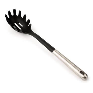 Imagem de ARCOS Colher de macarrão profissional. Alça e corpo de aço inoxidável. Resistente ao calor até 240 °C. Lavável na lava-louças. Cor preta. Acessórios de cozinha