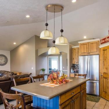 Imagem de Lustre pendente moderno em tecido, estilo nórdico, com cúpula em tecido cor creme em formato de pétala, soquete E27. Luminária de teto em formato de flor, ideal para sala de jantar, sala de