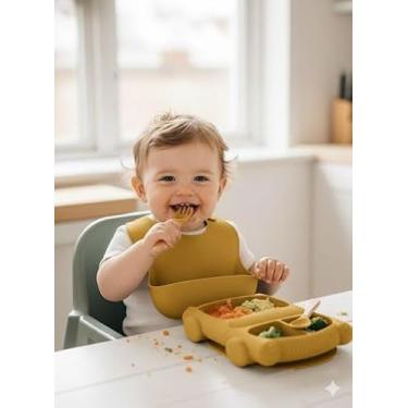 Imagem de Kit Bebê Premium em Silicone – Prato com Divisórias + Babador Coletor + Talheres de Madeira | Antiderrapante, Seguro e Fácil de Limpar (Mostarda Carrinho)