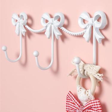 Imagem de KYIAANY Ganchos de laço fofos para meninas: suporte de parede branco triplo para quarto de menina banheiro para pendurar bolsa de toalha roupão - laços de metal 3 ganchos para decoração de quarto de