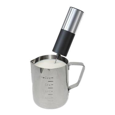Imagem de Kit Jarra Barista Inox 600ml + Mini Misturador Mixer A Pilha - Kadê