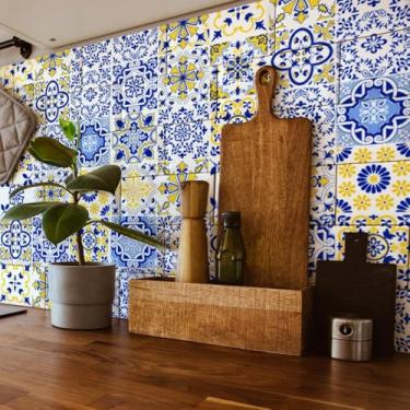 Imagem de Adesivo de Parede Azulejo Retrô 02 estilo português para Cozinha e Banheiro, ladrilho hidráulico, lavável, autocolante e fácil aplicação
