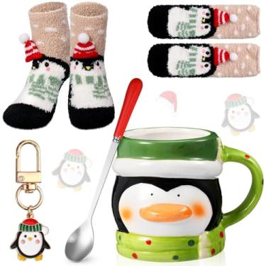Imagem de Sliner Conjunto de 4 peças de presentes de pinguim de Natal inclui canecas de café de Natal de 500 ml com colheres vermelhas meias felpudas de inverno mini chaveiros de Natal presente de agradecimento