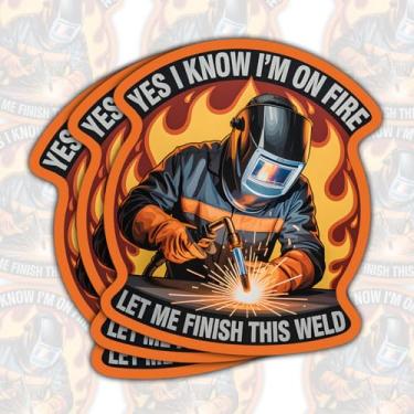 Imagem de 3 peças Yes I Know I'm On Fire Let Me Finish This Weld Adesivo engraçado capacete de soldador chamas trabalhador de soldagem decalque de vinil para caixa de ferramentas de capacete duro laptop garrafa