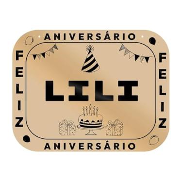 Imagem de Placa Feliz Aniversário Lili em MDF, 19x14 cm, com 2 Furos para Pendurar