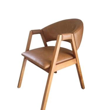 Imagem de Cadeira Hibisco de Tecido Encosto Anatômico com Apoio no Braço Madeira Caramelo