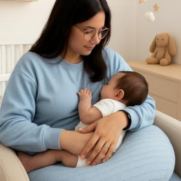 Imagem de Almofada de Amamentação Tricot em U Azul Bebê (37 x 45 x 13 cm) Enchimento Siliconado, Hipoalergênica, Design Anatômico