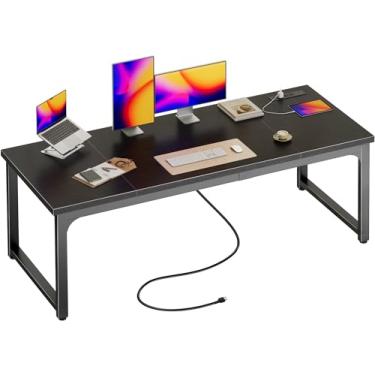 Imagem de Huuger Mesa de 160 x 61 cm com tomadas elétricas e USB-C, mesa de trabalho mais profunda e mais espessa, tubos de metal robustos, mesa de computador, mesa de escritório resistente, mesa de jogos de