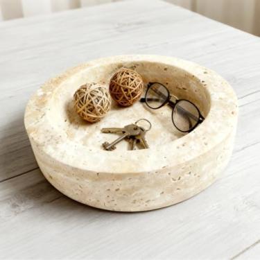 Imagem de Tigela decorativa de travertino natural, tigela de frutas de pedra redonda de 20 cm x 5,5 cm para balcão de cozinha, tigela de mármore moderna para mesa de entrada, bandeja de pedra para joias, doces