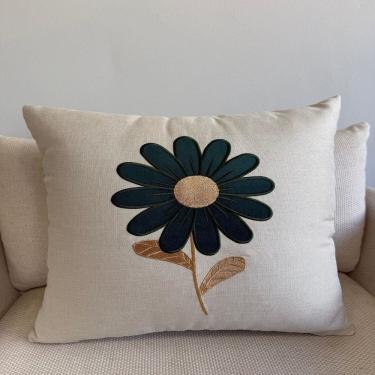 Imagem de Almofada Bordada Margarida com Enchimento Cru