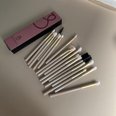 Imagem de Conjunto de pincéis de maquiagem com 18 peças de chá de leite | Pincéis de cerdas macias para blush e sombra de nariz com bolsa de armazenamento 24-5