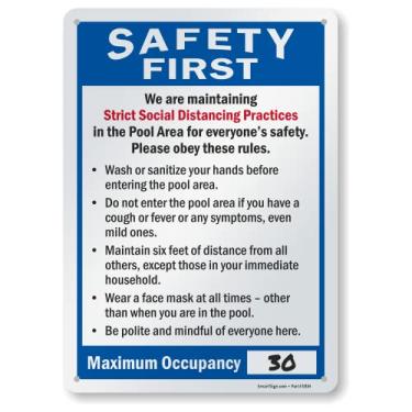 Imagem de SmartSign 35,5 x 25,4 cm "Safety First - We Are Maintaining Strict Social Distancing Practices In Pool Area, Maximum Occupancy" Placa de metal gravada, alumínio laminado à prova de ferrugem de 40 mm,