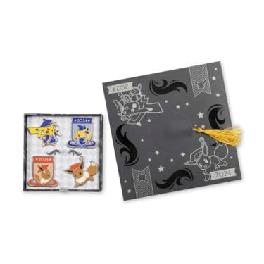 Imagem de Pokemon Pokémon Center: Graduation Pikachu & Eevee 2024 Pokémon Pin Box Set (pacote com 4), Liga de zinco/esmalte duro/papel, Sem pedras preciosas