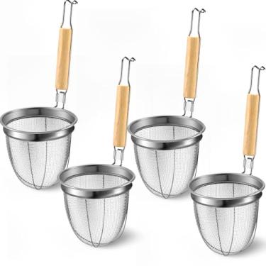 Imagem de Patelai 4 peças cesta de coador de macarrão de aço inoxidável 14 x 14 cm com cabo de madeira base redonda de cozinha cesta de aranha para macarrão, ramen, bolinhos e alimentos fritos