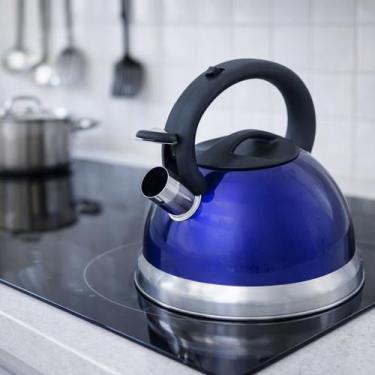 Imagem de Chaleira Retro Gold Aço Inox Com Apito 3 Litros Com Indução Retro Deco