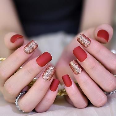 Imagem de Unhas postiças quadradas curtas de Natal, 24 peças, unhas postiças vermelhas foscas, purpurina, ponta francesa, cobertura completa, cola nas unhas, para mulheres, acabamento de férias, reutilizável