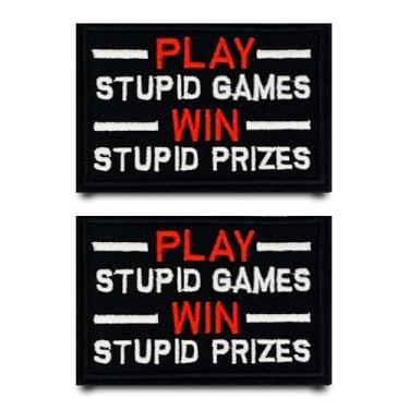 Imagem de 2 peças Funny Play Stupid Games Win Stupid Prizes Patch bordado gancho e laço emblema fixador tático aplique acessórios de fantasia DIY adesivos para chapéus, jeans, colete, casaco, jaqueta, camiseta