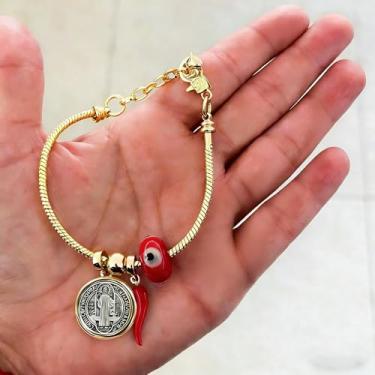 Imagem de Pulseira banhada a ouro com pingente de medalha e pimenta vermelha para uso diário
