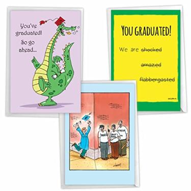 Imagem de NobleWorks Pacote sortido de 3 cartões de formatura hilários (graduação) com envelopes (3 desenhos, 1 cada) Caps Off VC10380GDG-C1x3