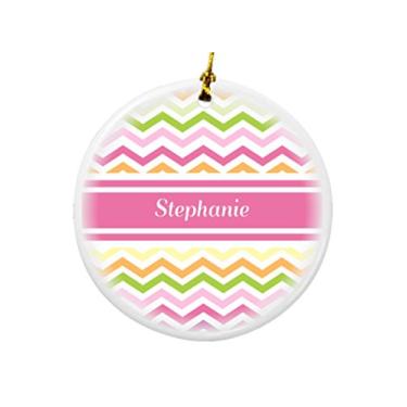 Imagem de Rikki Knight Ornamentos de Natal Stephanie rosa design de nome Chevron redondo porcelana dois lados