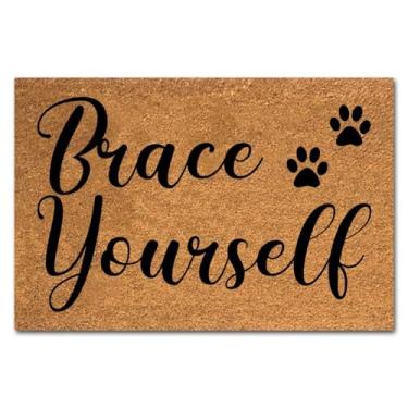Imagem de XTDJJKK Tapete de coco engraçado "Brace Yourself Welcome Front Porch Decor Mat for The Entrance Out" Tapete personalizado com capacho resistente antiderrapante para ambientes externos de coco presente