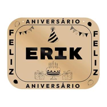 Imagem de Placa Feliz Aniversário Erik em MDF, 19x14 cm, com 2 Furos para Pendurar