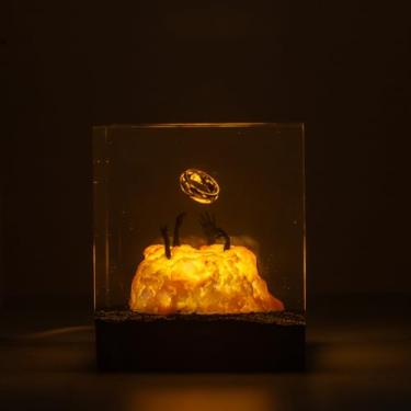 Imagem de eletriace Ornamento de resina epóxi com anel flutuante e braço emergente do design de lava, lâmpada noturna de resina LED quente, base de madeira, decoração para prateleiras de escritório em casa