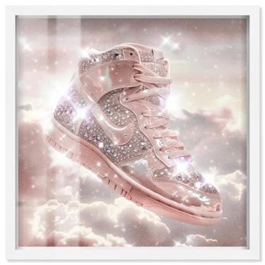 Imagem de Tênis rosa dourado cintilante no céu Shadowbox impressão rosa arte fashion por Art Remedy, moldura branca, 50 x 50 cm
