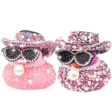 Imagem de MuMyer Ornamentos de carro de pato de borracha com strass, 2 peças engraçadas de patos de diamante, decoração de painel de carro, acessórios de pato com mini chapéu de cowboy brilhante colar e óculos