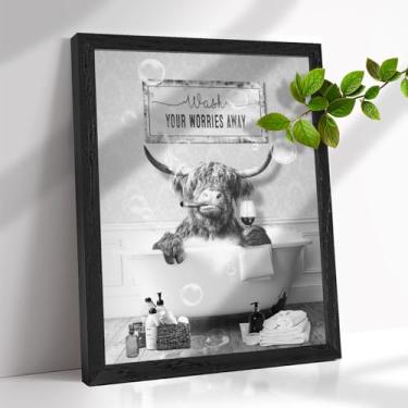 Imagem de Vaca Highland Emoldurada Banheiro Parede Decoração Engraçada Vaca Highland na Banheira Animal Preto e Branco Arte de Parede Humor Moderno Impressões de Arte para Decoração de Parede de Banheiro