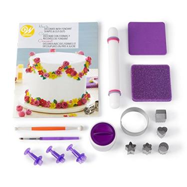 Imagem de Wilton How to Pipe Simple Icing Flowers Kit -68-Piece Cake Decorating Kit with Spatula, Decorating Bags, Couplers, Decorating Brush, Decorating Tips, Flower Squares, Recipe and Tutorial Video