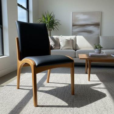 Imagem de Cadeira Aura Estofada Estrutura Em Madeira Maciça Courino Preto Conforto Para Sala De Jantar Mobília Decor