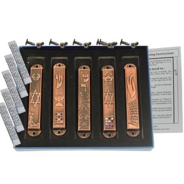 Imagem de Holy Land Market Um conjunto de 5 símbolos de mezuzá de corte limpo e suave com diferentes temas esmaltados. Cada um tem cerca de 9 cm e vem com pergaminhos e parafusos para pendurar (cobre)