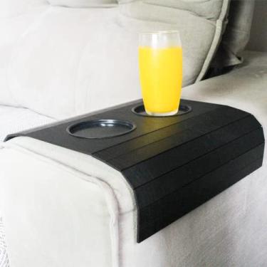Imagem de bandeja porta copos flexível com apoio braço de sofá acompanha porta copo